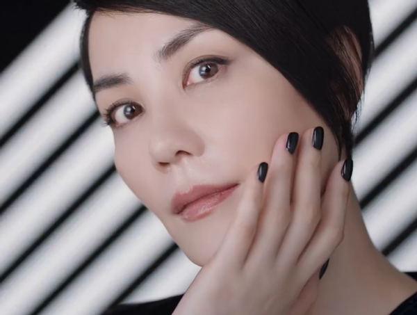 51岁王菲瘦成纸片身材,一根皮带勒出"巴掌腰"