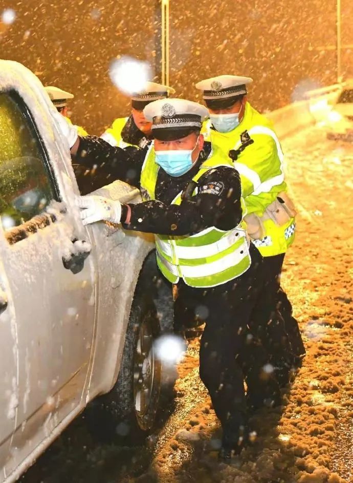 河南交警全警出动,全力以赴确保道路交通秩序平安畅通!