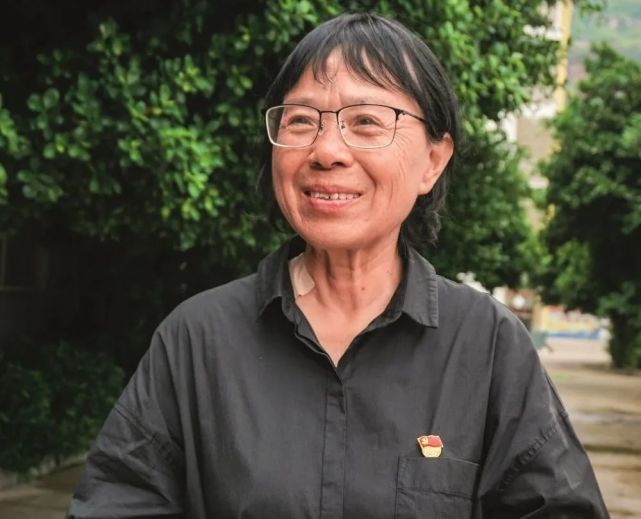 坐轮椅领"脱贫攻坚楷模"奖,拼命到底的张桂梅校长,请一定保重!