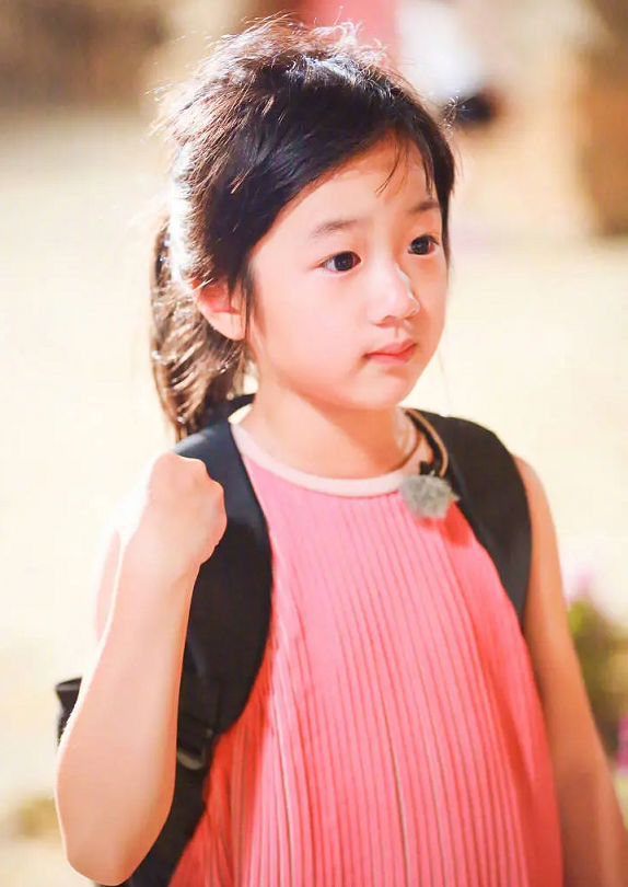 吴尊10岁女儿为文莱国王表演,穿白衣气质文静,大长腿引人注目