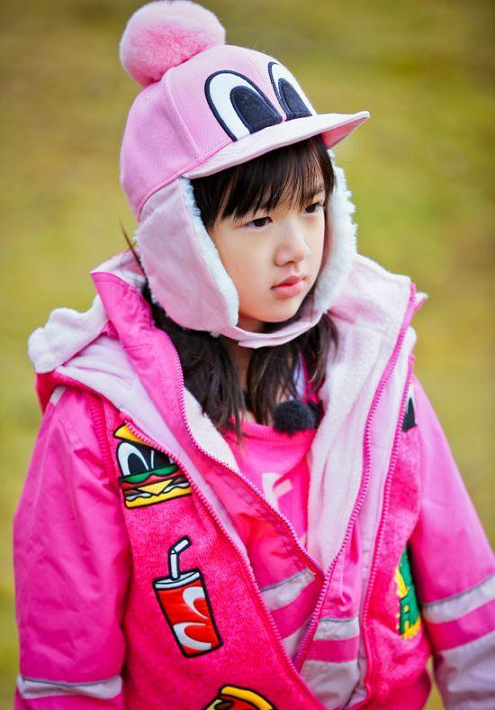 吴尊10岁女儿为文莱国王表演,穿白衣气质文静,大长腿引人注目