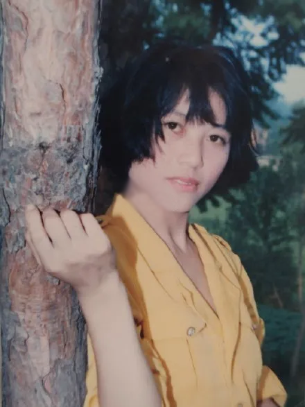 网友翻出妈妈年轻时的照片,在没有ps的年代,真是美翻了!