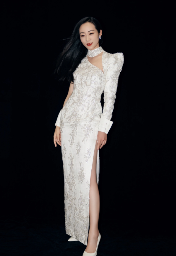 韩雪拍摄时尚大片,一袭银色刺绣开叉裙,尽显女神魅力