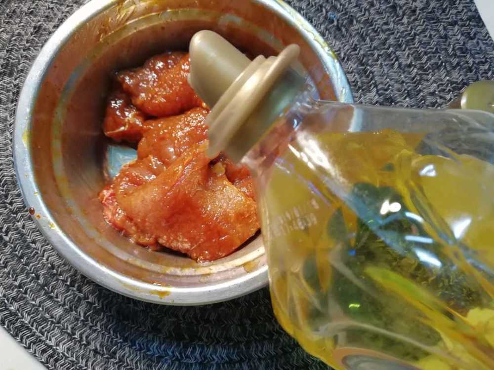 倒入食用油,鎖住水分;要用力抓,抓出膠質;3,蠔油,味極鮮和辣椒粉一起