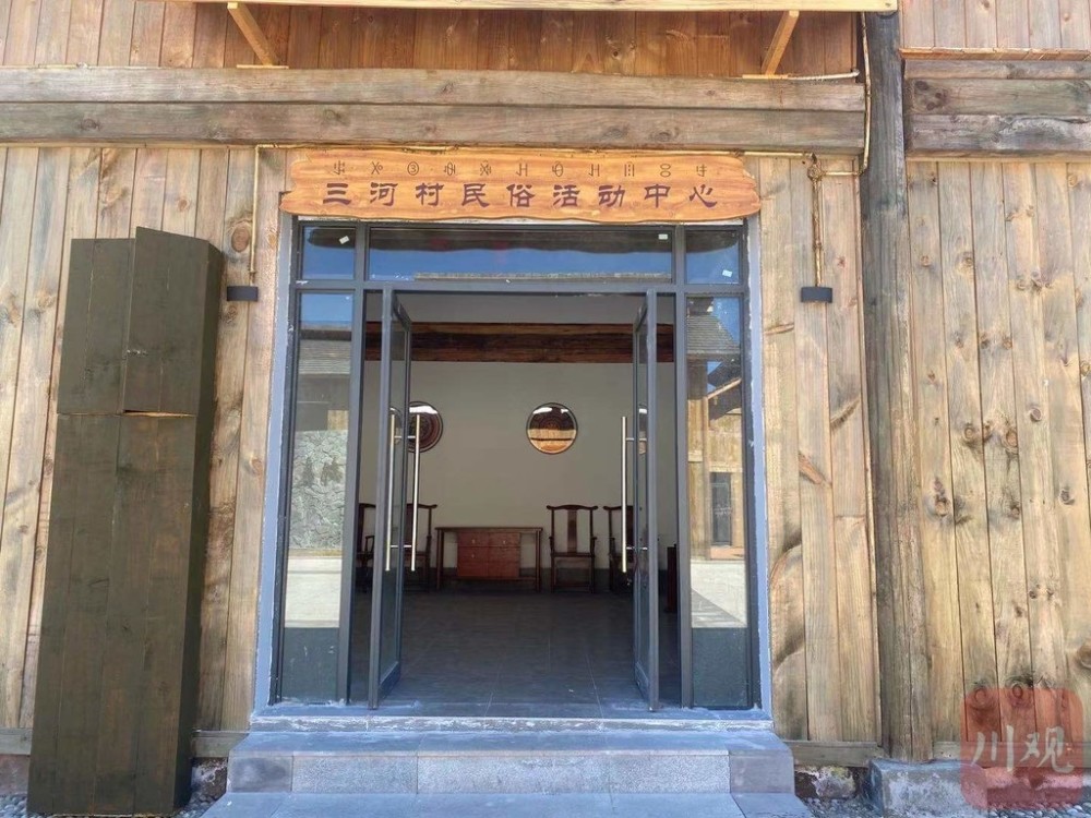 如今,三河村的旅游体验中心已经修建完成;当年贫穷的历史,也成为村史