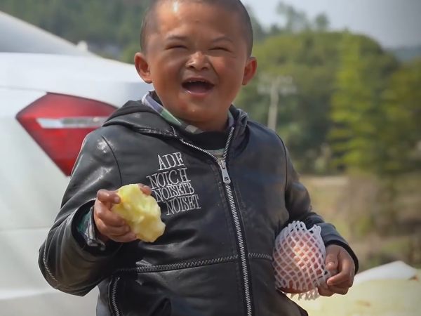 14岁小马云网红梦破灭,身高6年没长,4年级题目都不会