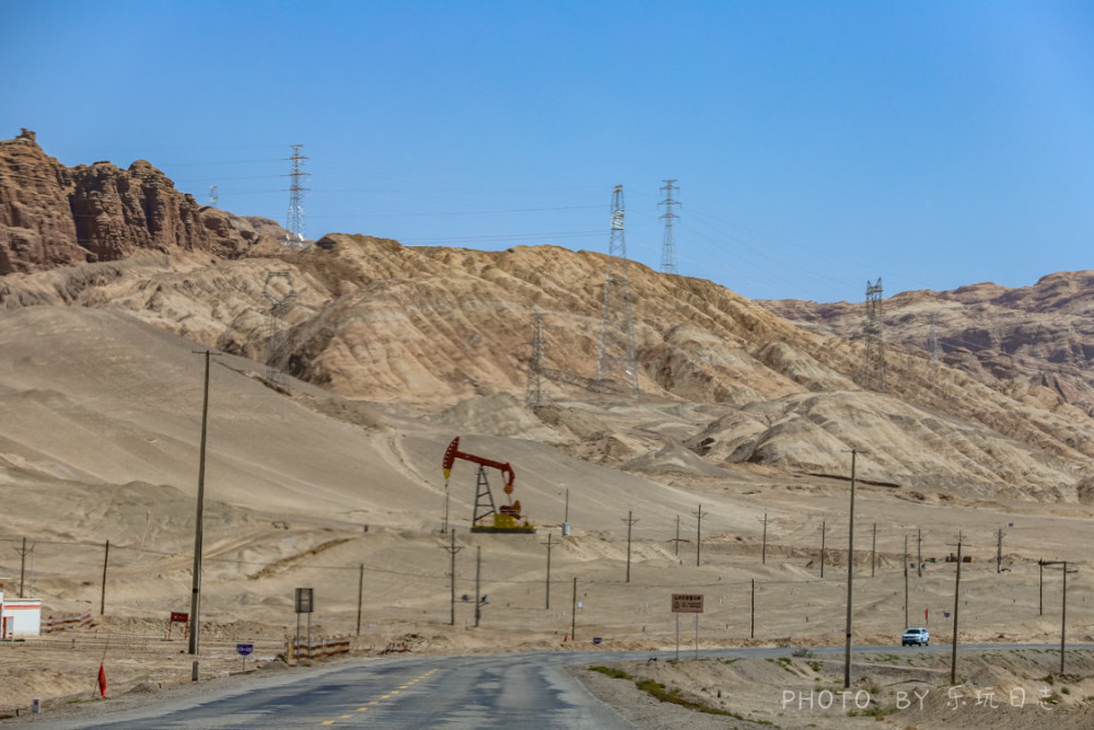 大西北自驾游神奇的茫崖艾肯泉如同镶嵌在大地上的眼睛
