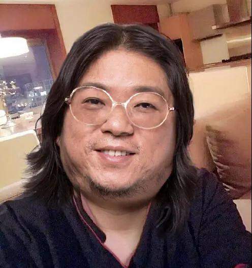 让人惊讶的不是高晓松减肥瘦到新高度,而是他还割了双眼皮