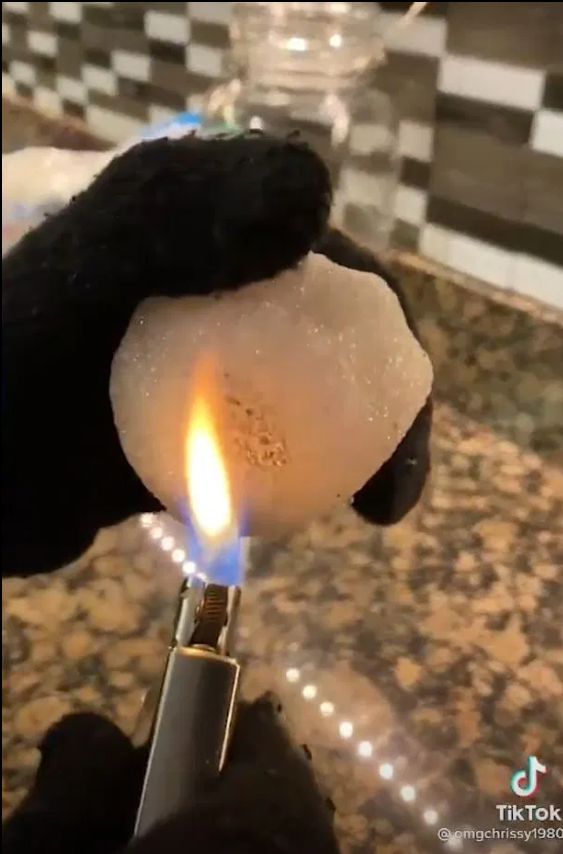 比尔盖茨|比尔盖茨躺枪：德州居民火烧雪球不融化，称暴雪是盖茨制造的骗局