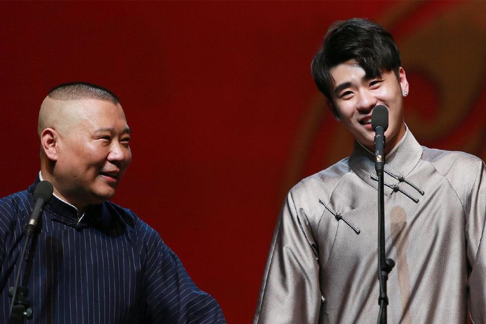 谣言不攻自破!德云社张云雷带伤为恩师捧场,郭德纲妻子亲自陪同