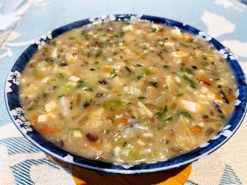 在浙江台州,每年的正月十四赏完花灯之后家家户户都要食糟羹,糟羹分为