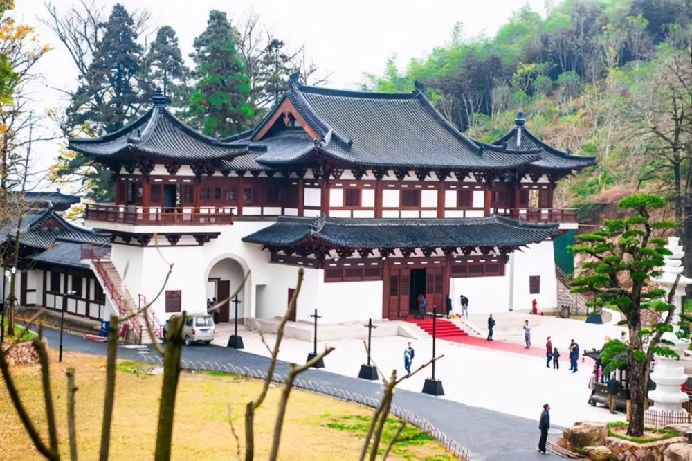 徑山寺,位於浙江杭州餘杭區徑山鎮,創建於唐天寶年間,是距今有1200餘