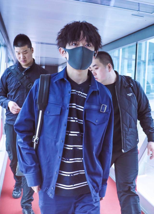 易烊千玺背后的男人所有的粉丝都认识他