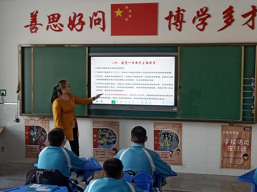 在阿瓦提县第二中学八年级3班,老师向学生们讲述了"卫国戍边英雄团长"
