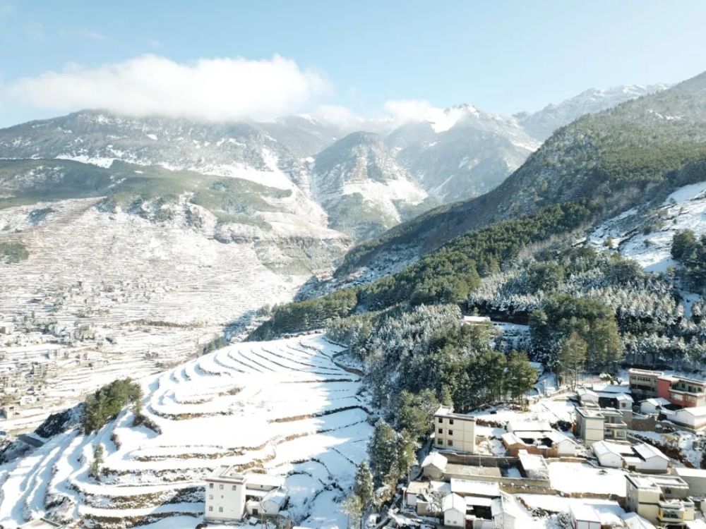 昆明市禄劝县雪山乡一带有一个传说,山上有一座神庙,住着山神法戛王