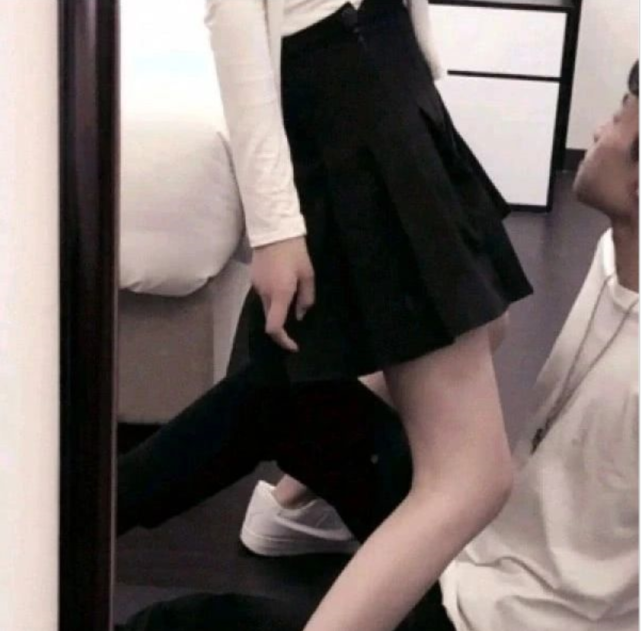 男生弯腰给女生"系鞋带"时,内心想什么?女生看后"口吐芬芳"