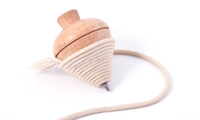 还记得打陀螺的游戏吗一代人的童年记忆