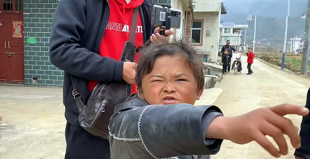 网红"小马云"回家了!没有美女保姆陪伴,黑得像"小泥鳅"