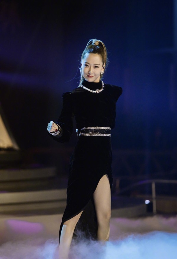 白冰虽然颜值挺高的,但是衣品太一般,穿的衣服绣个龙好奇葩_腾讯新闻