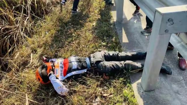 26岁女纹身师骑摩托弯道超车失控头部猛撞护栏身亡现场触目惊心