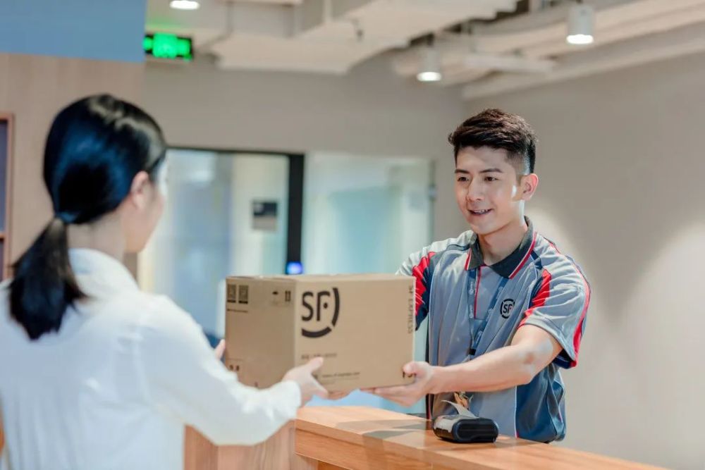 顺丰快递小哥我要不停奔跑因为有人在等