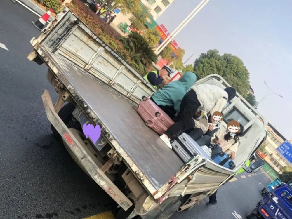 鹰潭一货车司机捎邻居孩子去学校读书,非法载人被罚!