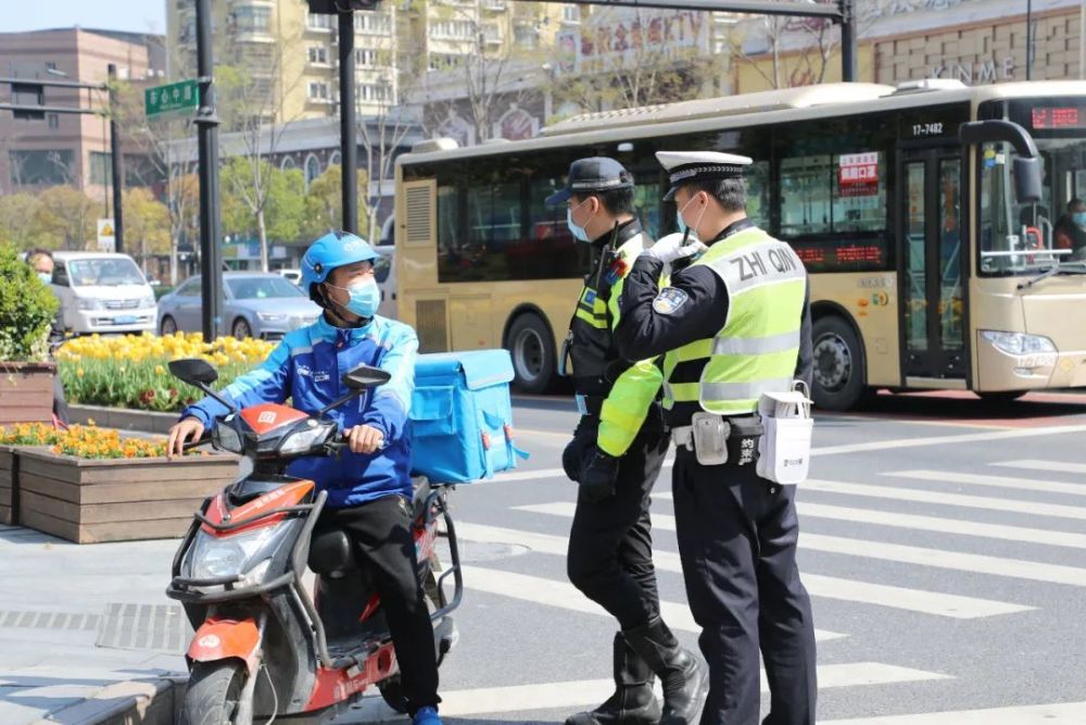杭州街头,外卖小哥强行冲卡拖行交警30米!最新处理结果来了!
