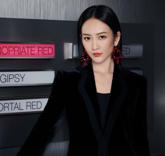 王鸥穿着黑色天鹅绒套装,表面略带光泽,非常高级的调性,修身剪裁,勾勒