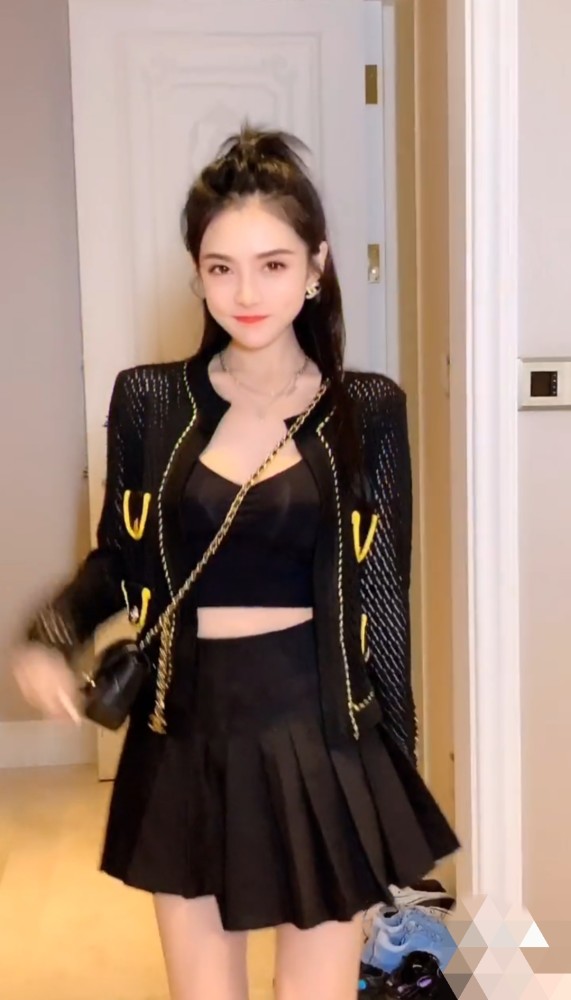 辛选美女丹丹最近也很活跃即将开播最新短视频里面也是千娇百媚