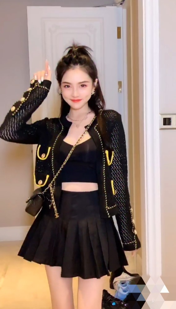 辛选美女丹丹最近也很活跃即将开播最新短视频里面也是千娇百媚