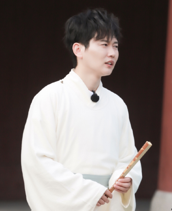 相比在台上的不正经,孟鹤堂的性格在剧中肯定会被限制,要想不出戏拍出