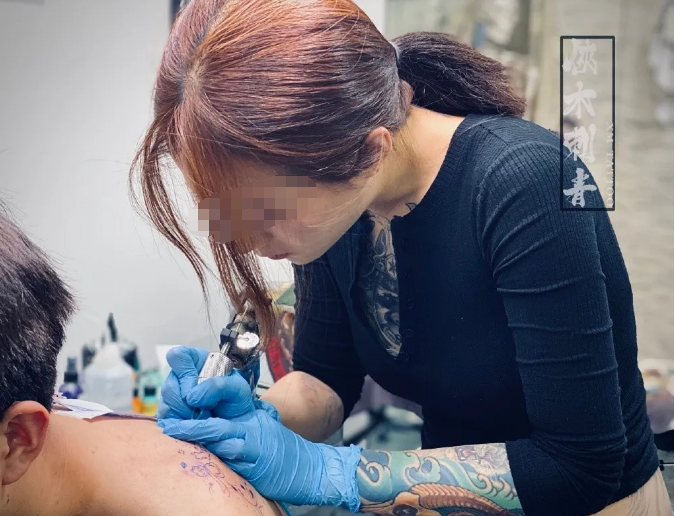 记者从一位天台车友处了解到,女摩托车手是天台县的一位知名纹身师,事
