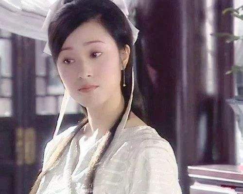 天雪人如其名,冰雪聪明,心细如尘,如同天山雪莲一般,圣洁而孤独.