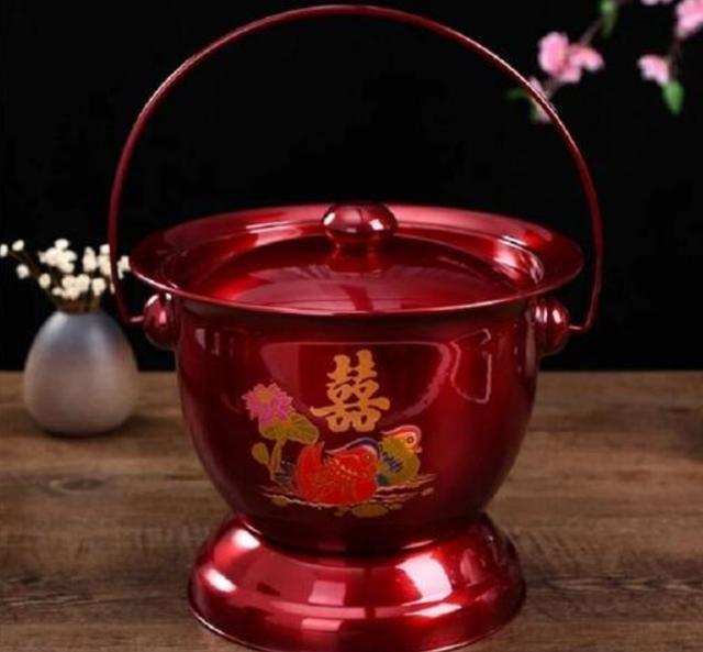 美国人抢购"痰盂"当果盘,喝红酒,专家:别买,那是尿壶_腾讯新闻