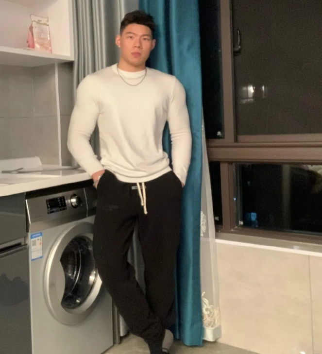 东北肌肉男在家玩儿自拍好身材就是这么给力