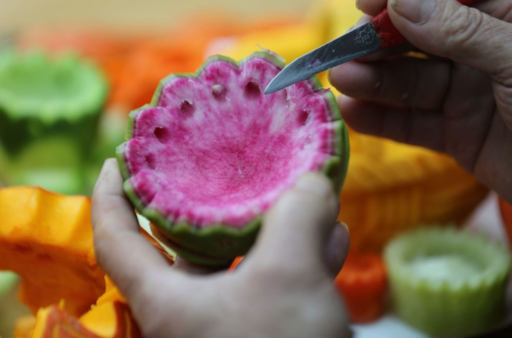组图|南瓜萝卜雕出花,"蔬菜花灯"迎元宵