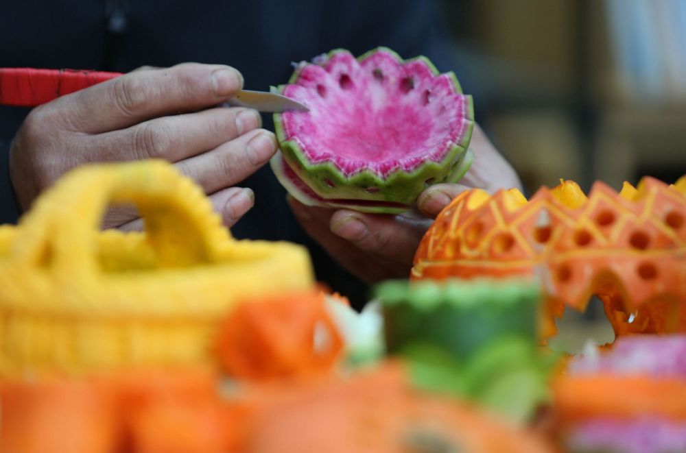 组图|南瓜萝卜雕出花"蔬菜花灯"迎元宵