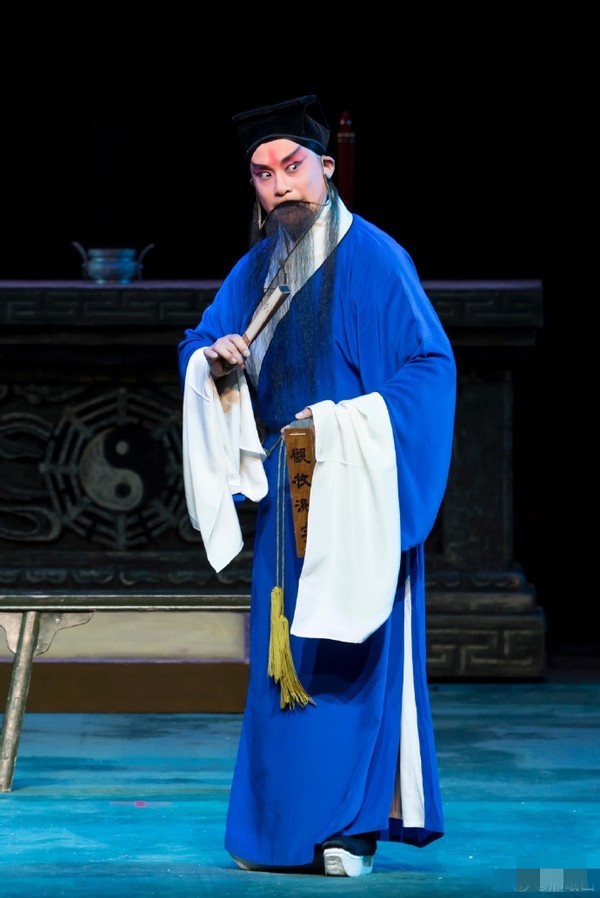 重案六组佟林老当益壮穿大红短裤倒立翻跟斗豪宅在山上