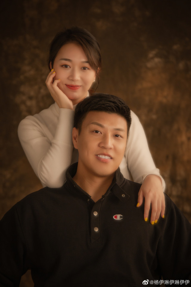 "杨伊琳还晒出了与老公的合影,两人都笑得非常开心.