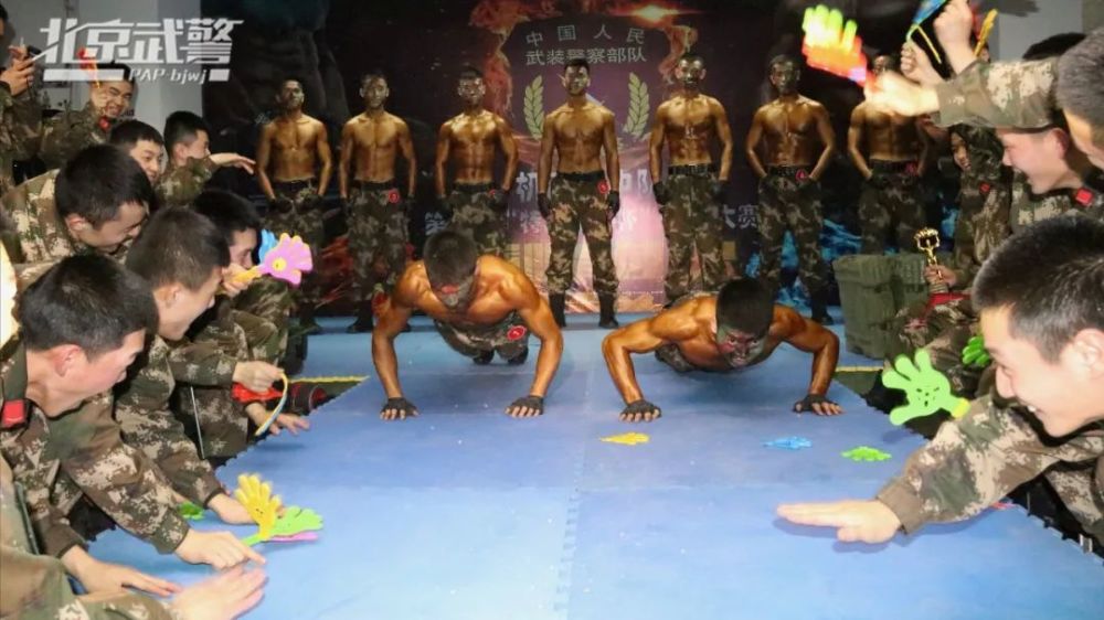 简直帅炸了当兵哥哥露出健硕的肌肉近日,举行了一场健美大赛武警北京