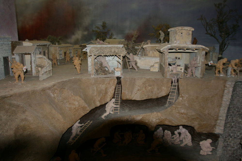 越南有个地道入口宽度不足一米钻进去是一个繁华地下城