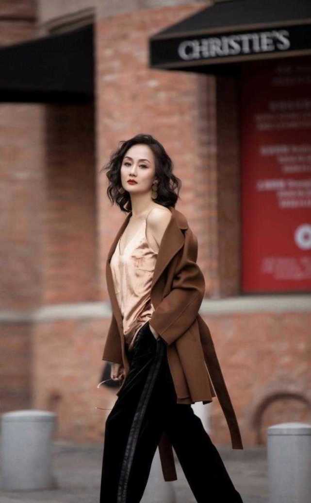 李颖把我给惊艳到了身穿西服搭黑色阔腿裤高级大气太美了