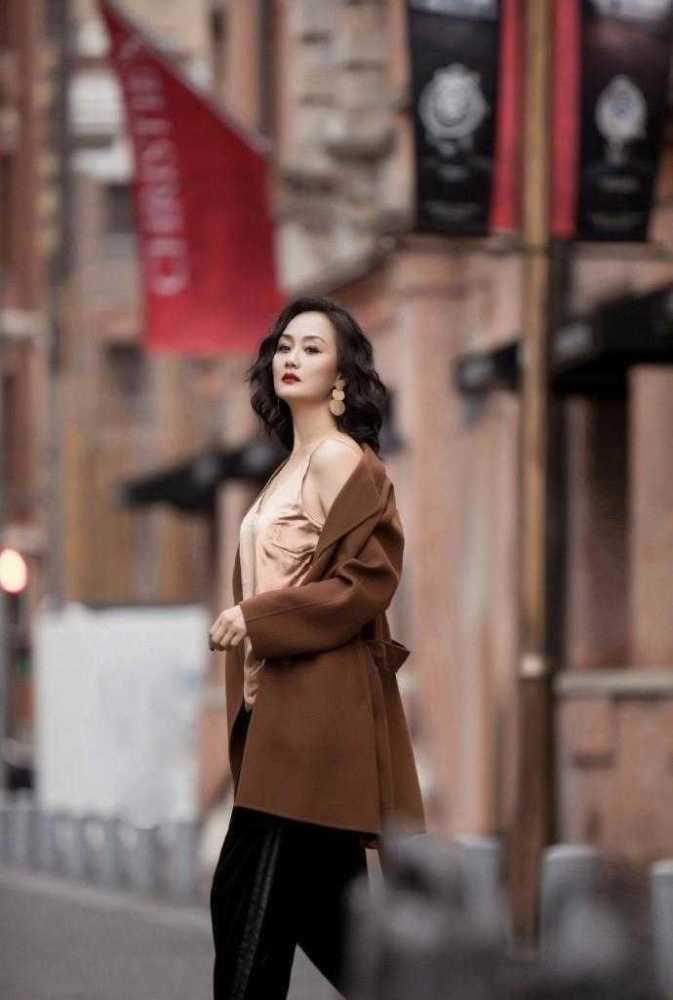 李颖把我给惊艳到了身穿西服搭黑色阔腿裤高级大气太美了