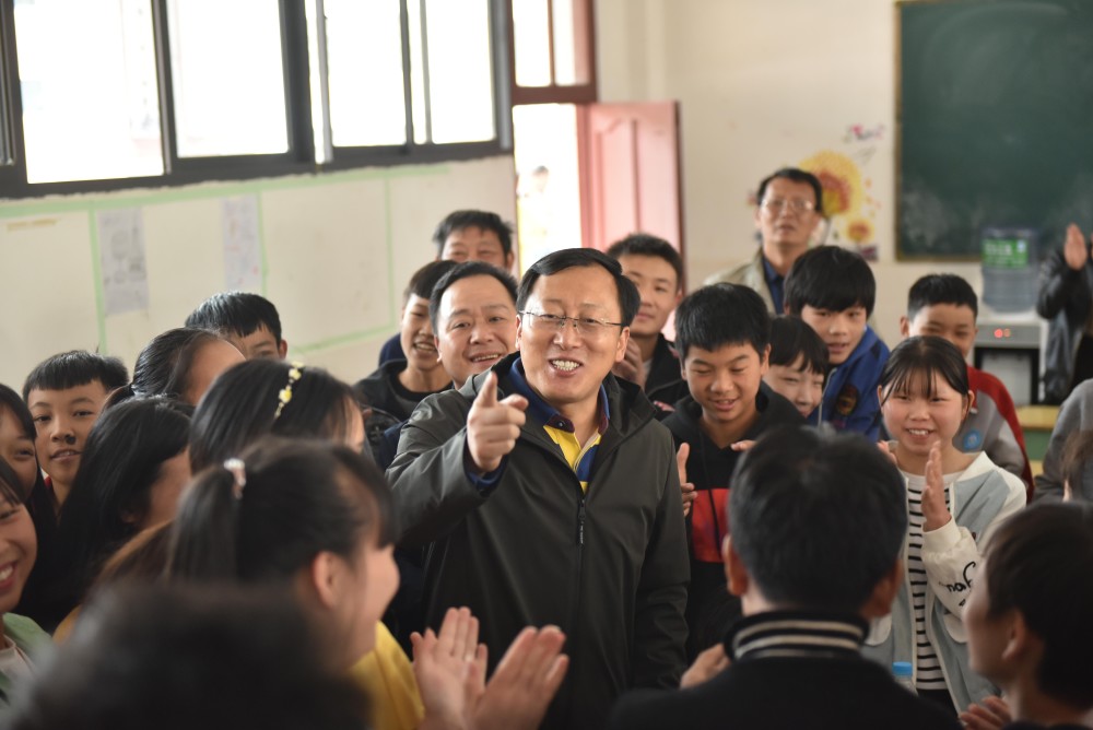 镇雄县委书记翟玉龙(中) 供图"我非常激动,非常感动,非常感恩,相信