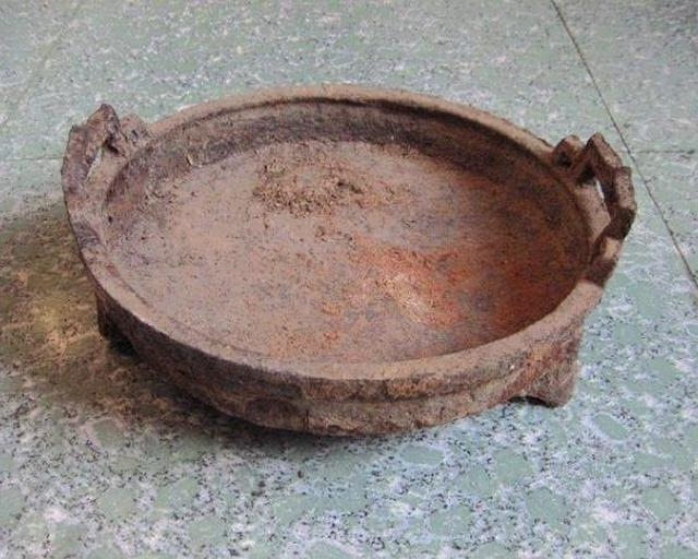 老人拿自家铁锅前去鉴宝专家建议上交遭拒无奈大呼报警