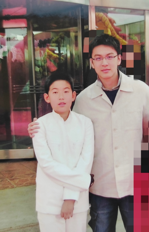 杨鸣晒与幼时付豪合影:杀马特叔叔欢迎你回家 付豪:咱们再续前缘
