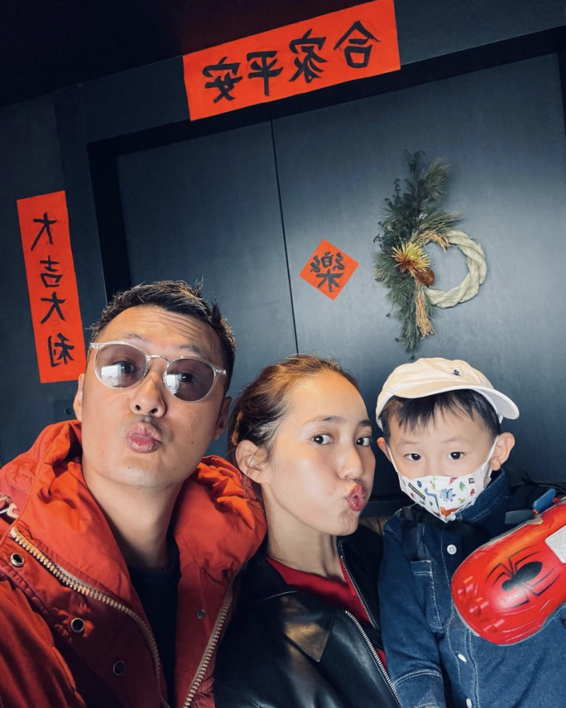 余文乐妻子晒女儿写真戴花环枕手臂熟睡超治愈早产3个月但长势喜人