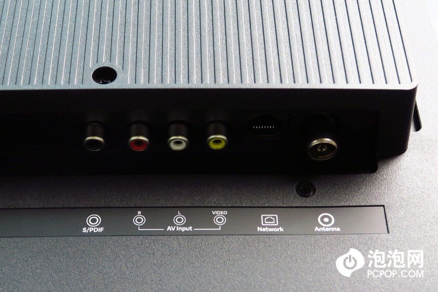 接口方面,redmi max 86" 智能电视提供了丰富的接口,可以满足家庭的