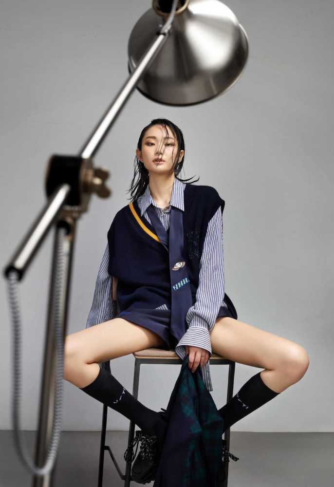 43岁李梓萌气质出众蓝白条纹衬衫配白色背带阔腿裤清新减龄