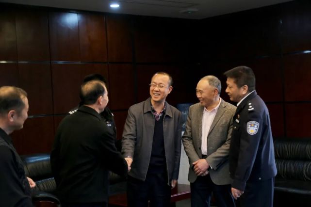 成华公安邀请退休老干部回警营叙旧情谋发展|成华|赵凯雄